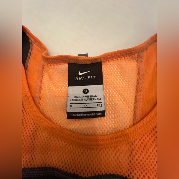 NIKE LADIES DRI FIT LONG SLEEVE POLYESTER SPORTS TOP. SIZE SMALL - Picture 4 of 8